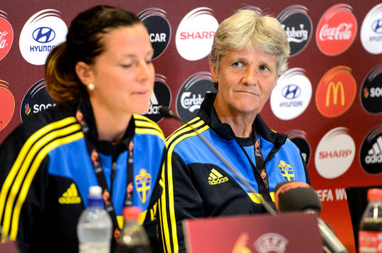Sveriges förbundskapten Pia Sundhage lyssnar på Lotta