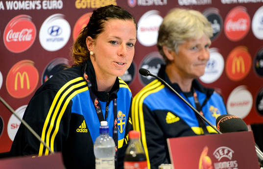 Sveriges Lotta Schelin svarar på frågor