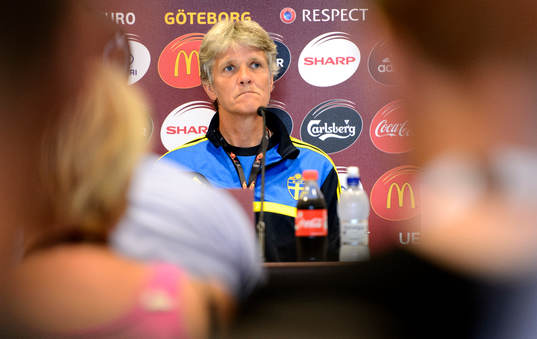 Sveriges förbundskapten Pia Sundhage sitter och funderar