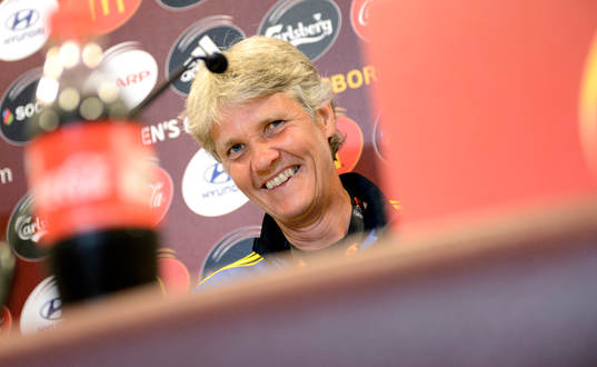 Sveriges förbundskapten Pia Sundhage ser glad ut