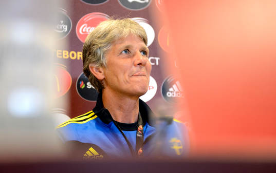 Sveriges förbundskapten Pia Sundhage  slickar sig om munnen
