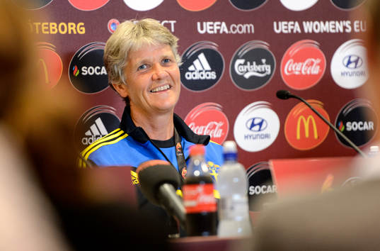 Sveriges förbundskapten Pia Sundhage ser glad ut