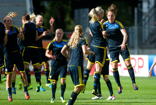 Sveriges Amanda Ilestedt (vänd från kameran) och Antonia