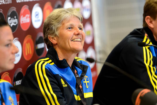 Sveriges förbundskapten Pia Sundhage ser glad ut