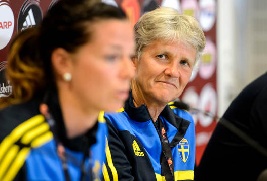 Sveriges förbundskapten Pia Sundhage lyssnar på Lotta