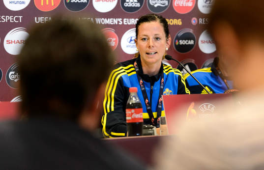 Sveriges Lotta Schelin svarar på frågor