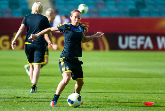 Sveriges Kosovare Asllani tar emot bollen