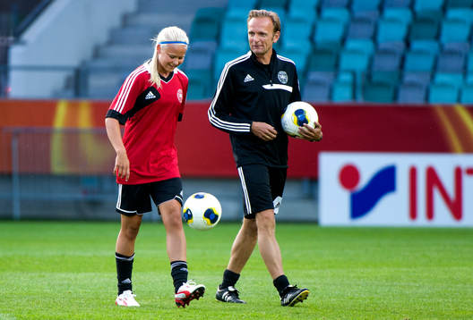 Danmarks Pernille Harder pratar med förbundskapten Kenneth