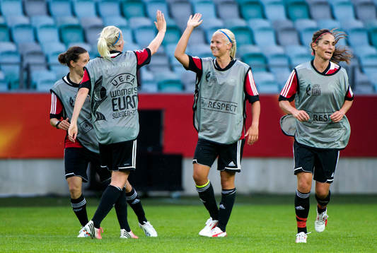 Danmarks Pernille Harder gör high five med en av sina