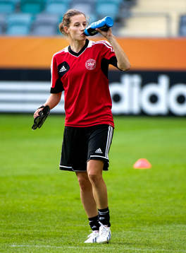 Danmarks Johanna Rasmussen dricker vatten