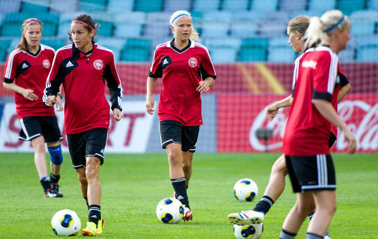 Danmarks Pernille Harder med bollen