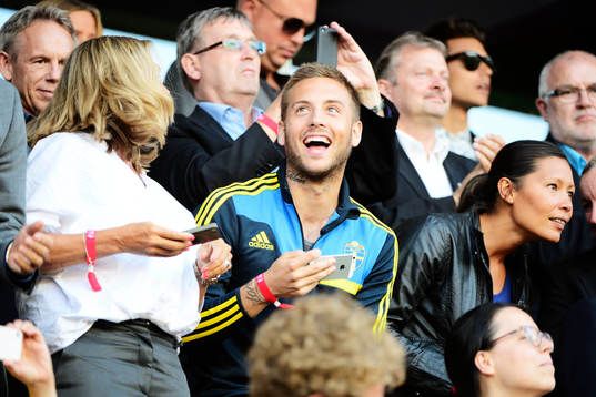 Anton Hysén på läktaren i matchen mellan Sverige och