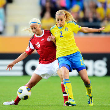 Danmarks Pernille Harder och Sveriges Charlotte Rohlin i