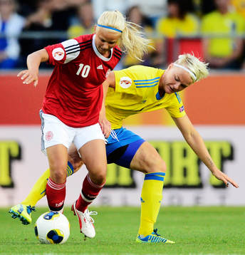 Danmarks Pernille Harder och Sveriges Nilla Fischer i