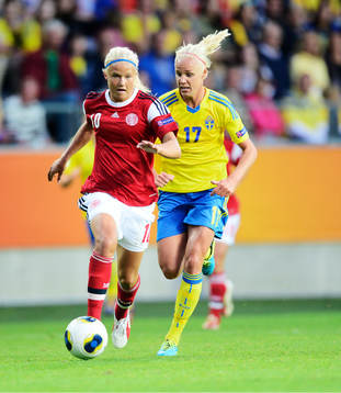 Danmarks Pernille Harder  och Sveriges Caroline Seger  i