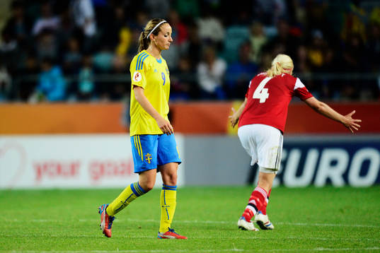 Sveriges Kosovare Asllani deppar och Danmarks Christina