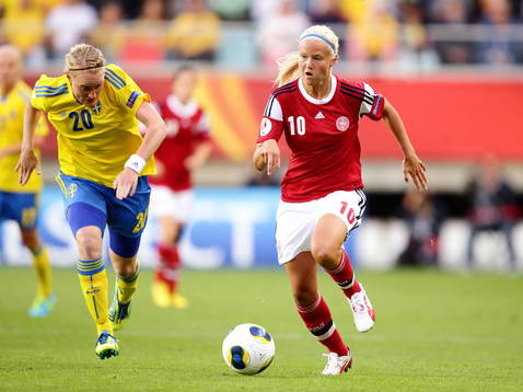 Sveriges Marie Hammarström och Danmarks Pernille Harder i