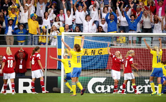 Mål 1-1 av Sveriges Nilla Fischer  i matchen mellan