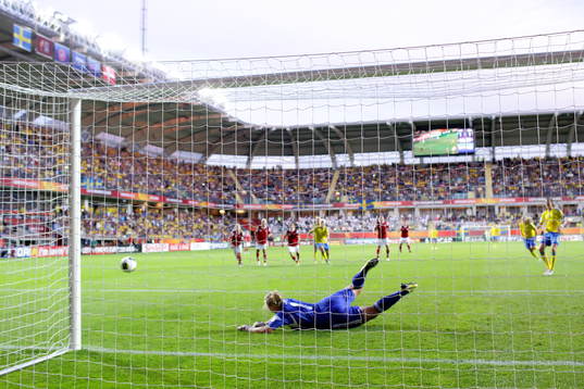 Sveriges Lotta Schelin missar straff som Danmarks målvakt
