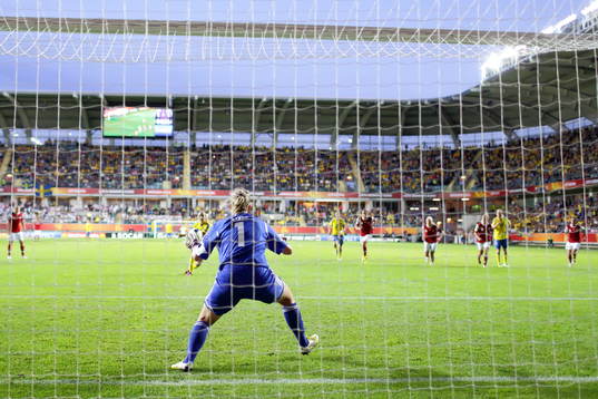 Sveriges Kosovare Asllani  missar straff som Danmarks