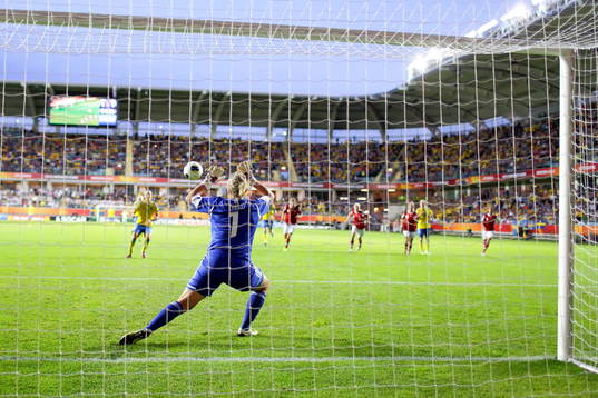 Sveriges Kosovare Asllani  missar straff som Danmarks