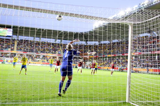 Sveriges Kosovare Asllani  missar straff som Danmarks