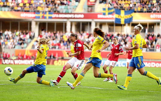 Danmarks Mariann Knudsen nära att göra 2-0 i matchen