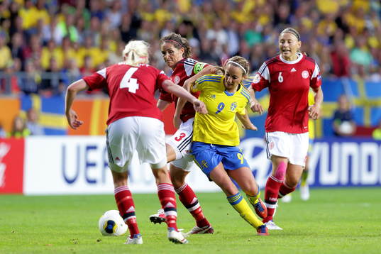 Sveriges Kosovare Asllani mellan Danmarks Christina