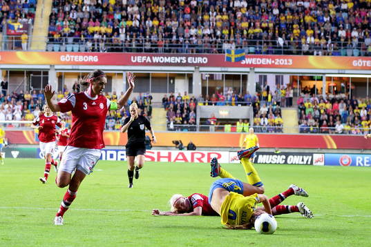Sveriges Kosovare Asllani fälls intill Danmarks Katrine