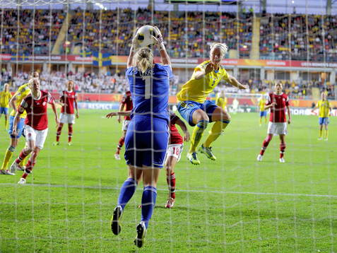 Målchans av Sveriges Nilla Fischer men Danmarks målvakt