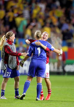 Danmarks målvakt Stina Petersen tackas i matchen mellan