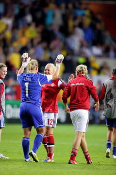 Danmarks målvakt Stina Petersen tackas av Line Jensen i
