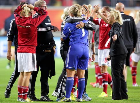Danmarks målvakt Stina Petersen tackas i matchen mellan