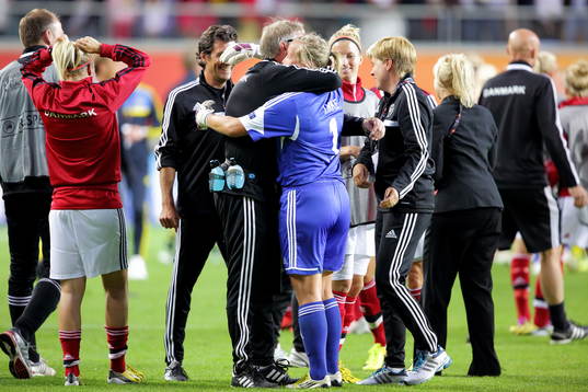 Danmarks målvakt Stina Petersen tackas i matchen mellan