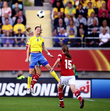 Nickduell med Sveriges Lotta Schelin i matchen mellan