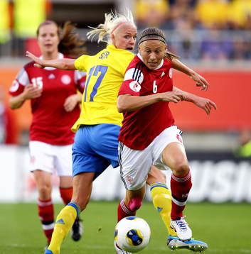 Danmarks Mariann Knudsen rycker ifrån Sveriges Caroline