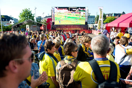 Folk samlas vid Fan Zone i Göteborg