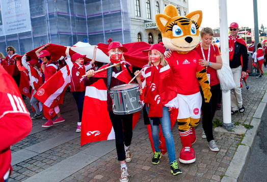 Danska supportrar tågar mot arenan innan matchen mellan