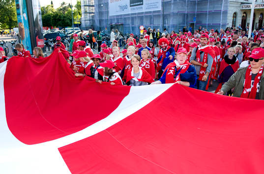 Danska supportrar tågar mot arenan innan matchen mellan