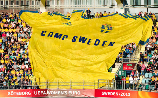 Camp Swedens matchtröja vandrar runt på läktaren i