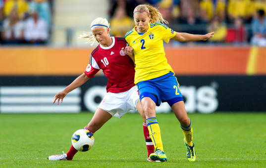 Närkamp mellan Danmarks Pernille Harder och Sveriges