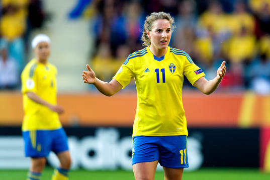 Sveriges Antonia Göransson slår ut med armarna i matchen