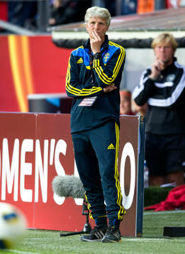 Sveriges förbundskapten Pia Sundhage ser fundersam ut i