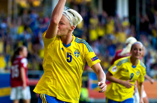 Sveriges Nilla Fischer kysser sin arm