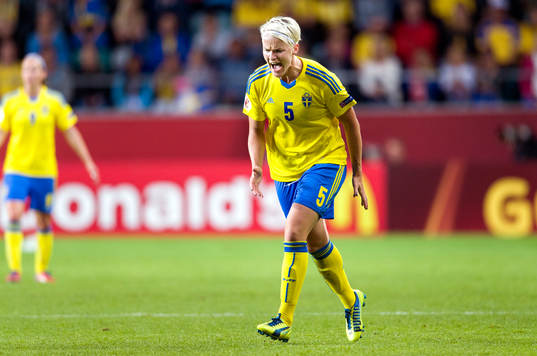 Sveriges Nilla Fischer skriker ut sin ilska i matchen