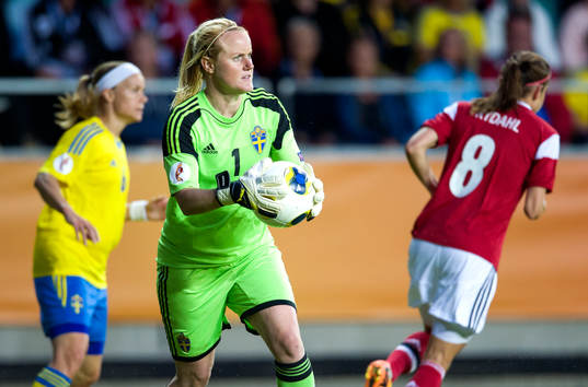 Sveriges målvakt Kristin Hammarström med bollen i