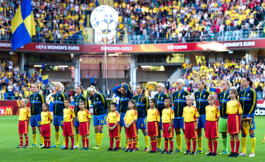Det svenska laget står uppställda med knattarna innan