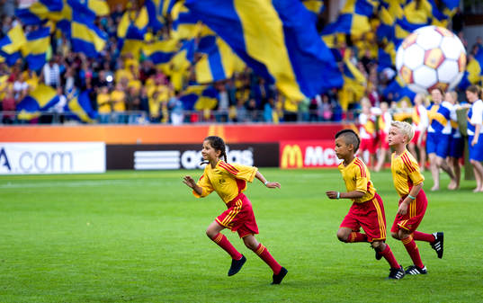 Knattarna springer av planen innan matchen mellan Sverige