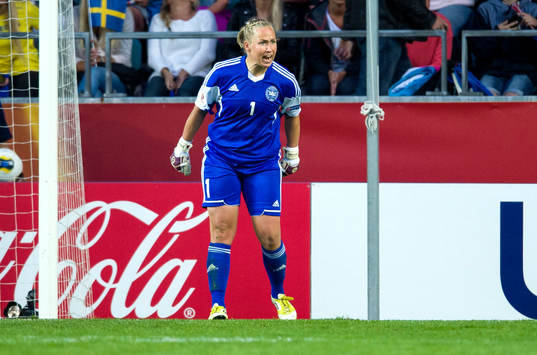 Danmarks målvakt Stina Petersen jublar