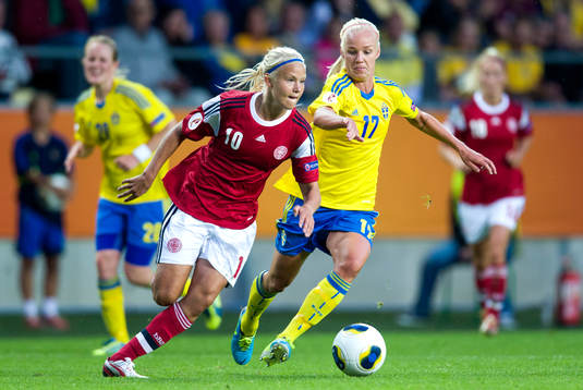 Danmarks Pernille Harder jagas av Sveriges Caroline Seger i